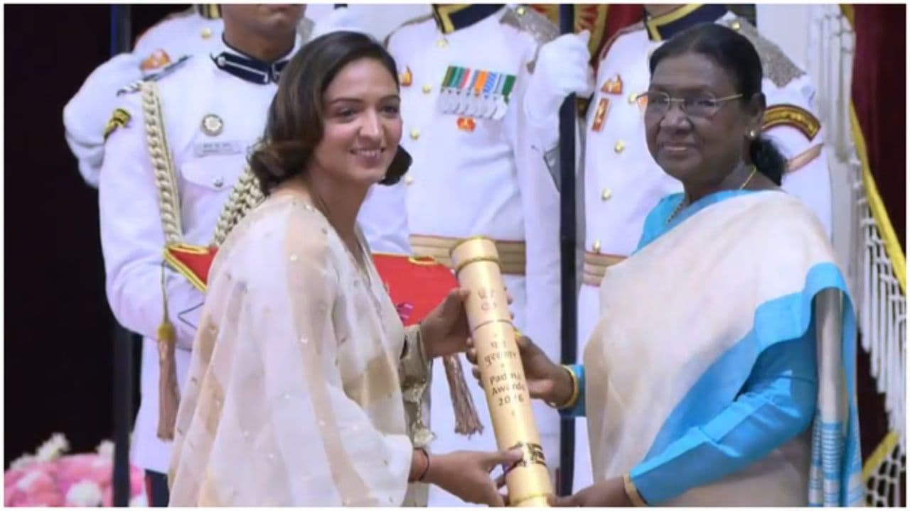 Harmanpreet Kaur: రాష్ట్రపతి చేతుల మీదుగా ‘పద్మశ్రీ’ అందుకున్న టీమిండియా కెప్టెన్.!